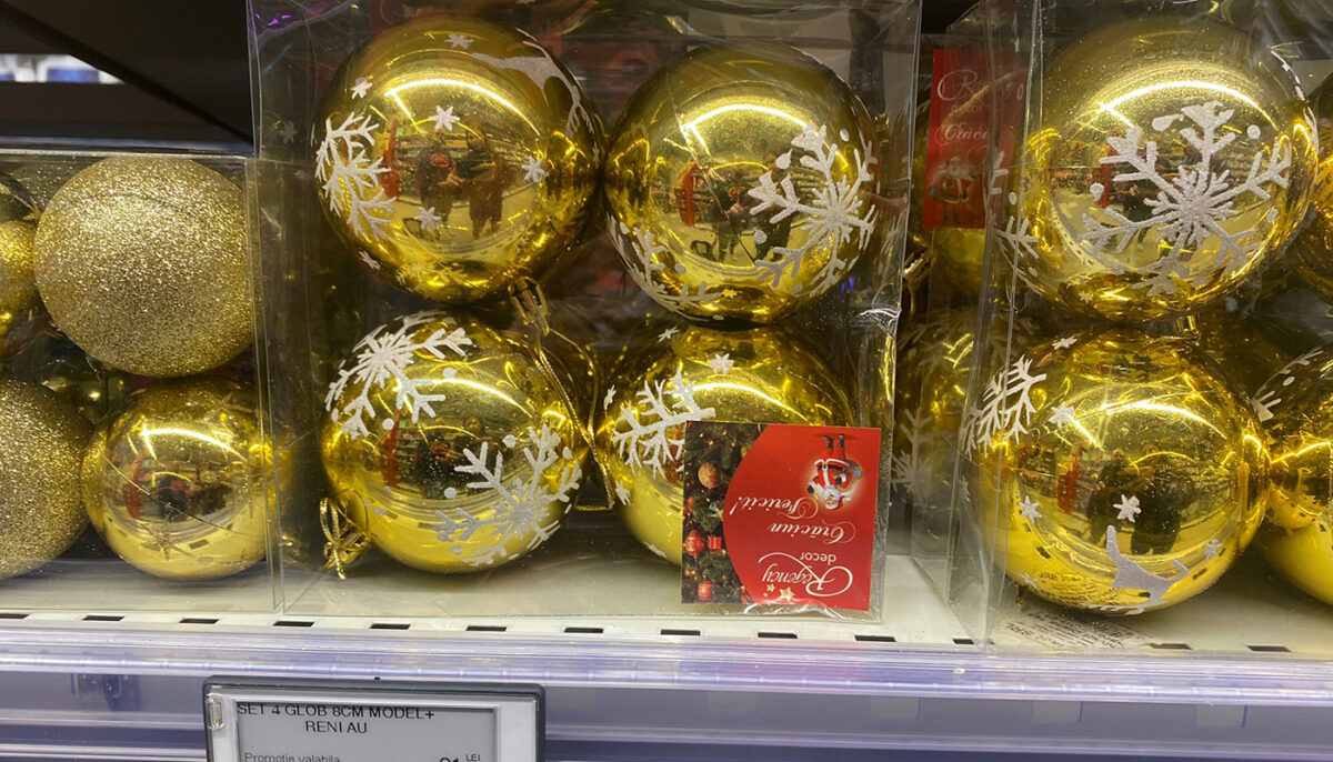 Câți lei costă un set de globuri pentru bradul de Crăciun în supermarket-urile Cora și Carrefour din București
