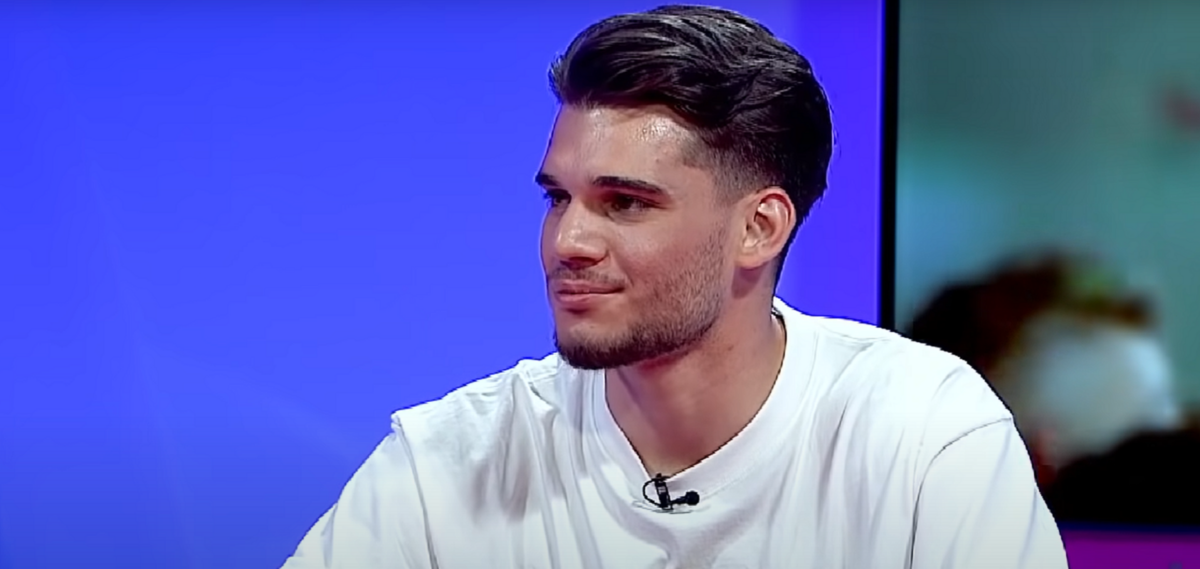 Imagine Stire Tablou de familie! Cum s-a fotografiat Ianis Hagi, alături de părinții lui | 2review.ro