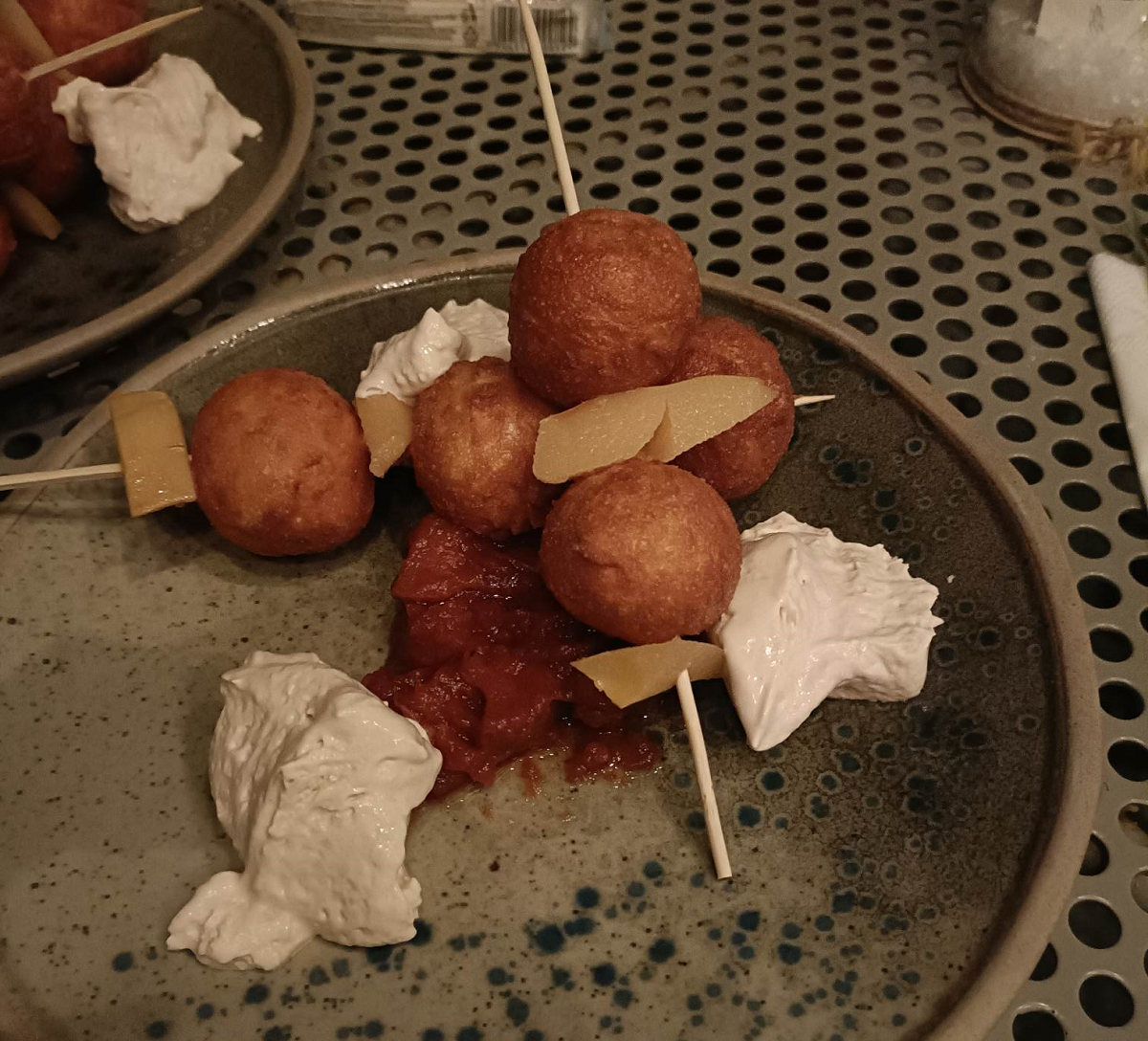 Ireal! Cât au putut să plătească 4 bucureșteni pentru 4 porții de papanași, un pahar cu vin și o sticlă de apă plată într-un restaurant din Capitală