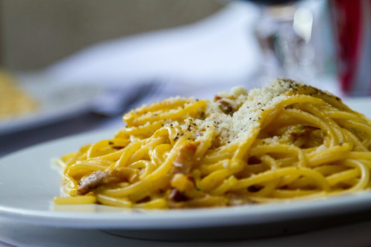 Paste carbonara. Top 4 rețete pentru un preparat culinar italienesc deosebit