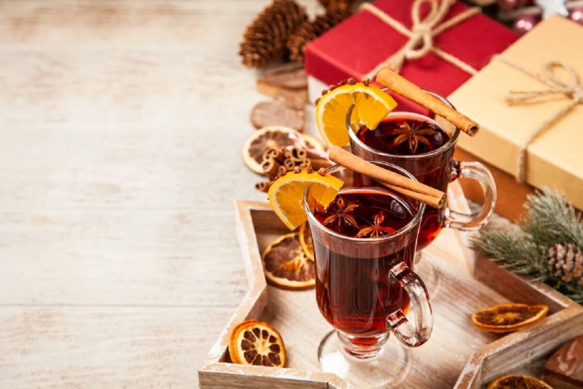 Vinul fiert, o tradiție în preajma sărbătorilor de iarnă. Cum a luat naștere acest obicei și ce beneficii are această băutură asupra sănătății