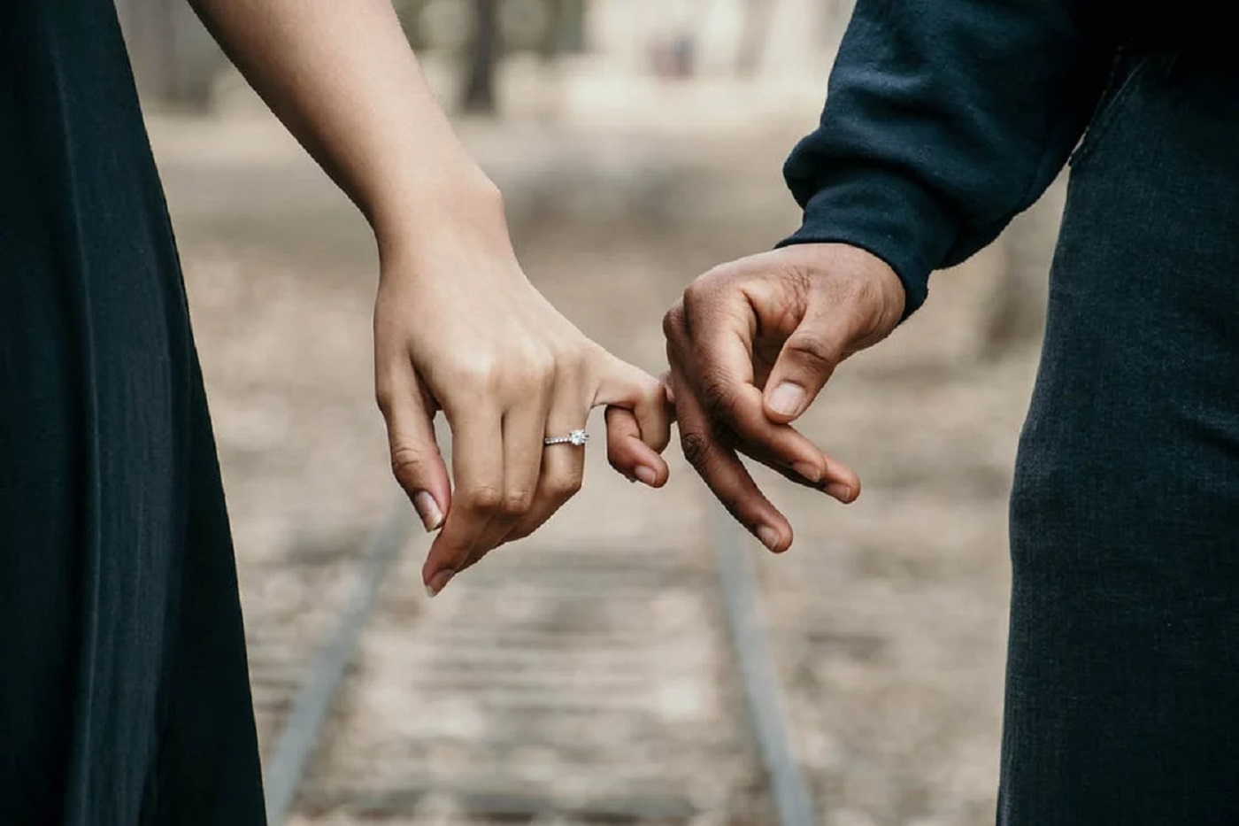 Un b?rbat tr?ie?te de 5 ani cu iubita lui, dar n-a f?cut niciodat? amor