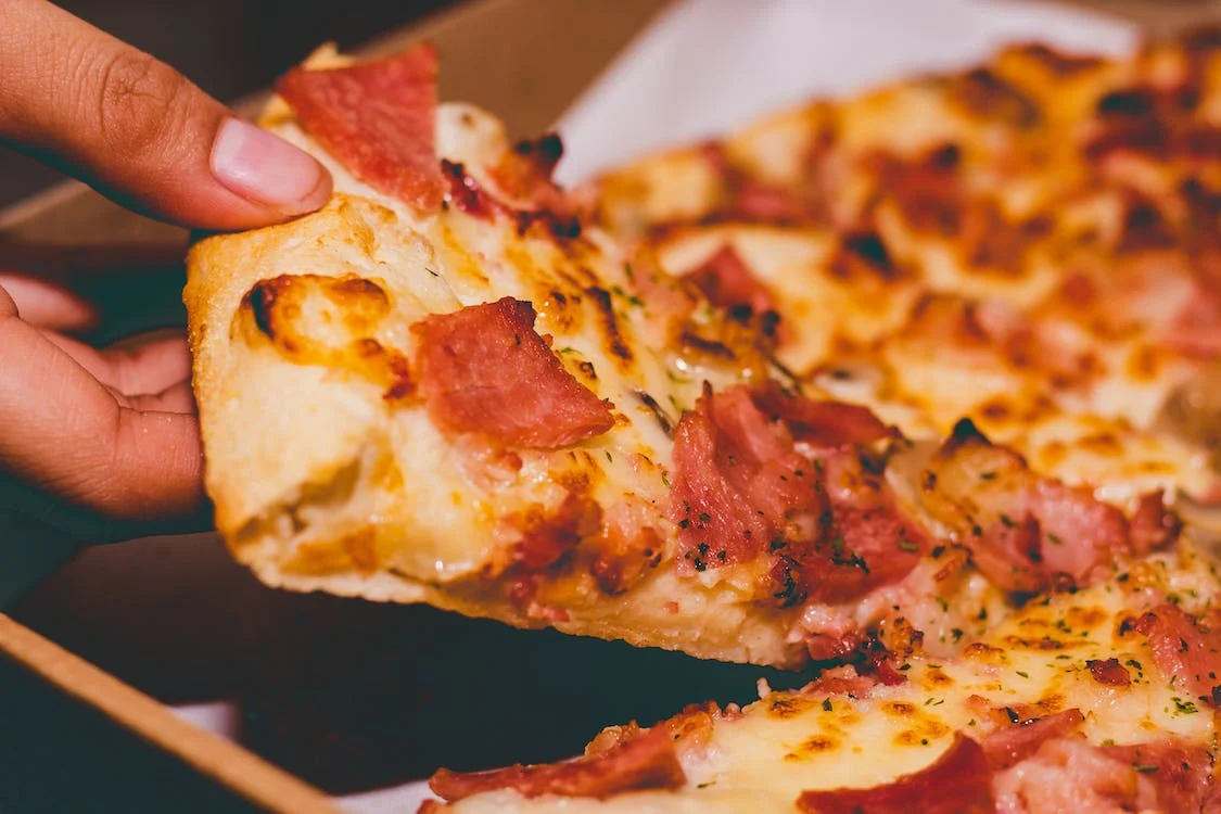 O femeie și-a filmat soțul în timp ce mânca o pizza. Ce obicei bizar avea, de fapt, bărbatul