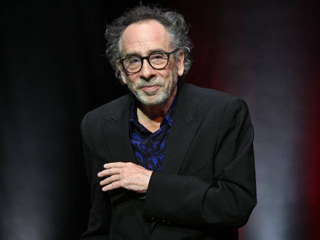 Imagine Stire Tim Burton a dat verdictul! Ce impresie i-a lăsat România regizorului serialului „Wednesday”. „Există acolo un amestec…” | 2review.ro