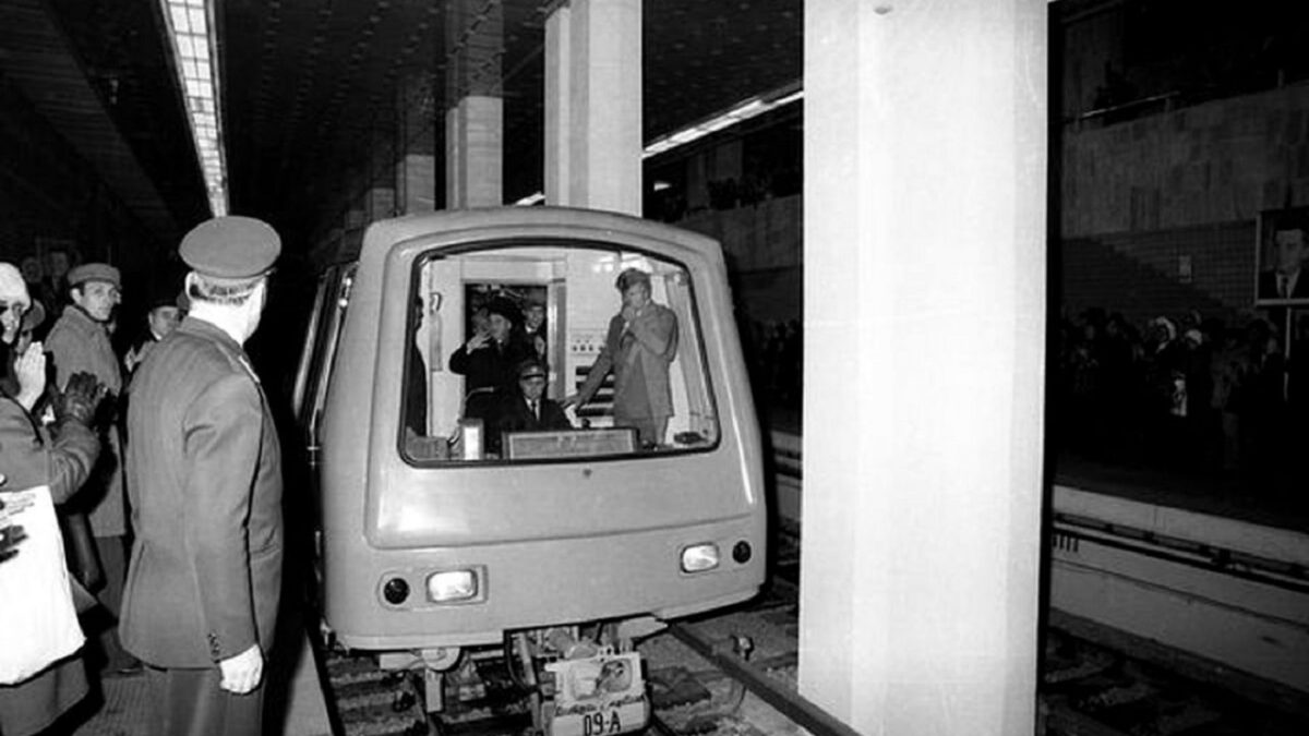 Imagine Stire De ce s-a opus Nicolae Ceaușescu construcției metroului din Drumul Taberei + de ce nu voia fostul dictator scări rulante la metrou | 2review.ro
