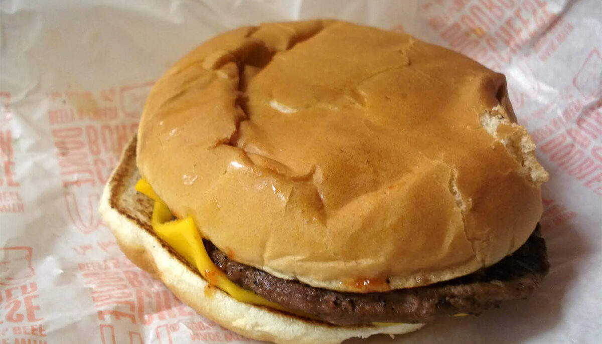 Ce a găsit o clientă într-un cheeseburger de la McDonalds: „Este dezgustător!”