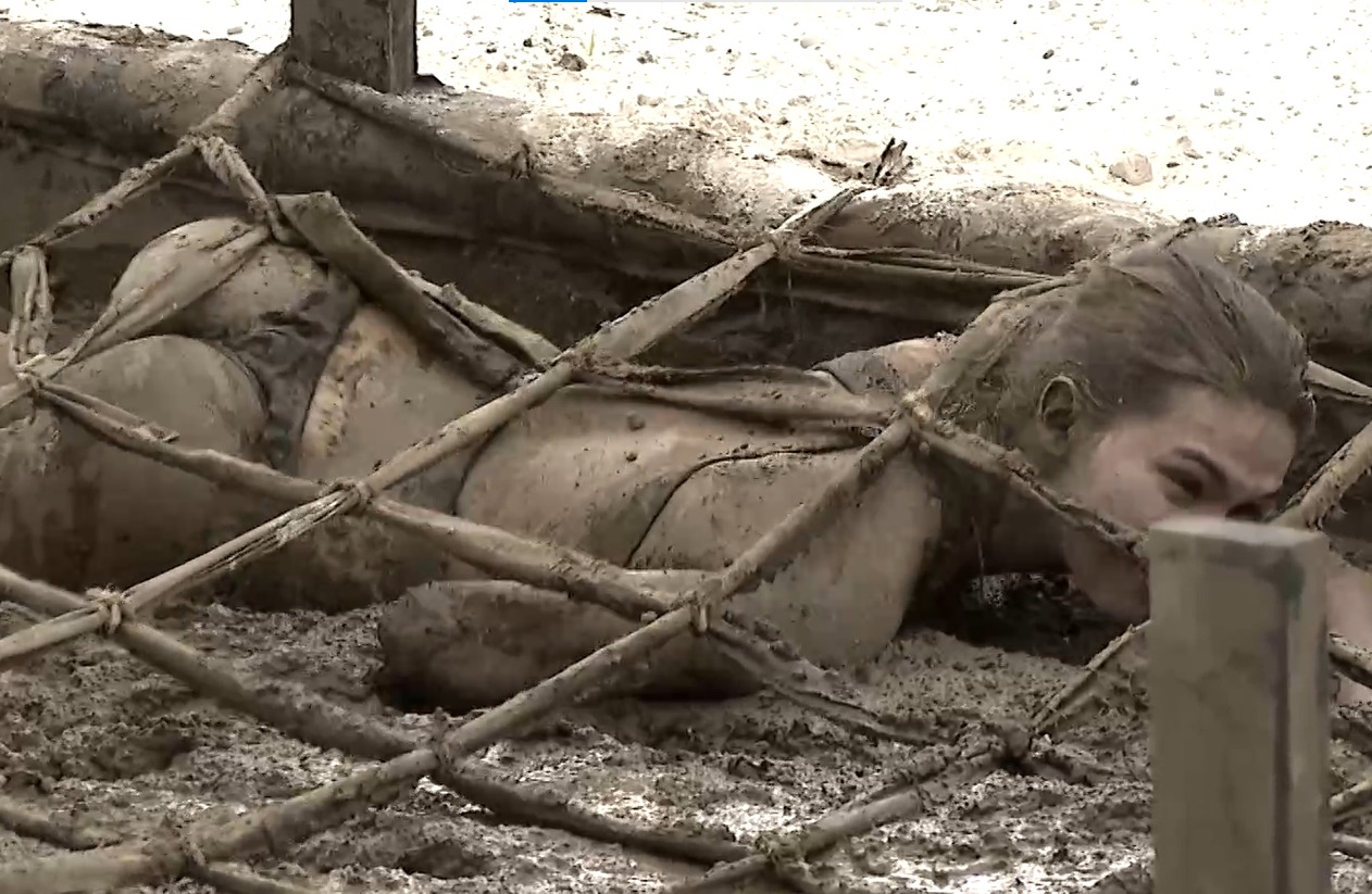 Alexandra Ciomag își arată posteriorul la Survivor România 2023. Foto: Captură video