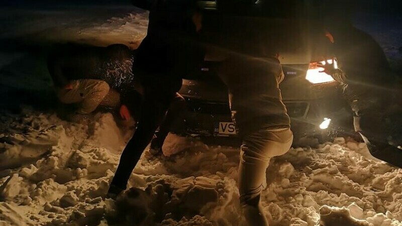 Gestul uluitor pe care l-au făcut mai mulți tineri, după ce o ambulanță a rămas blocată în nămeți: „Iată generația nouă”