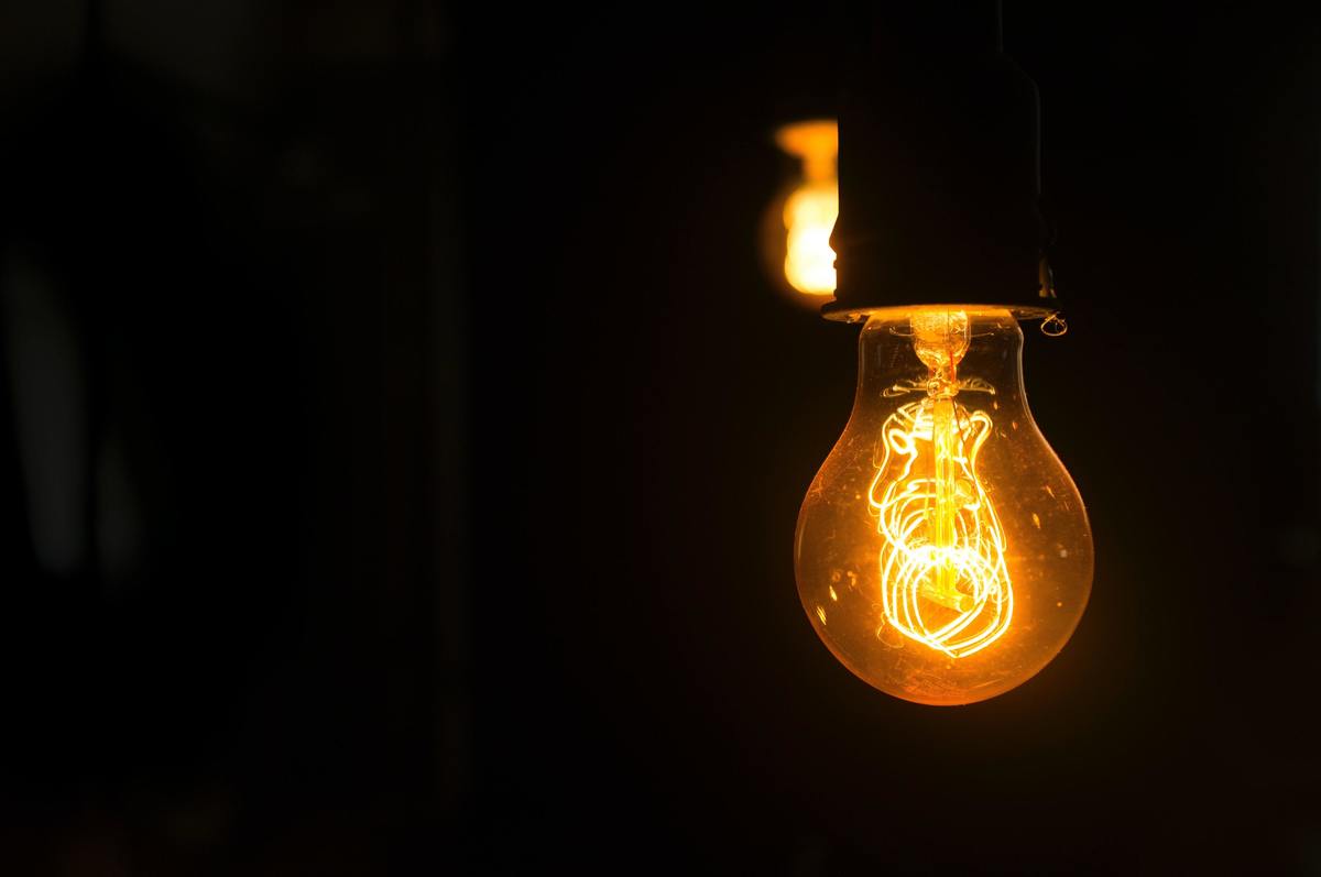 Zăpada abundentă a lăsat în beznă o mulțime de români! 122 de localități din 7 județe au rămas fără curent electric