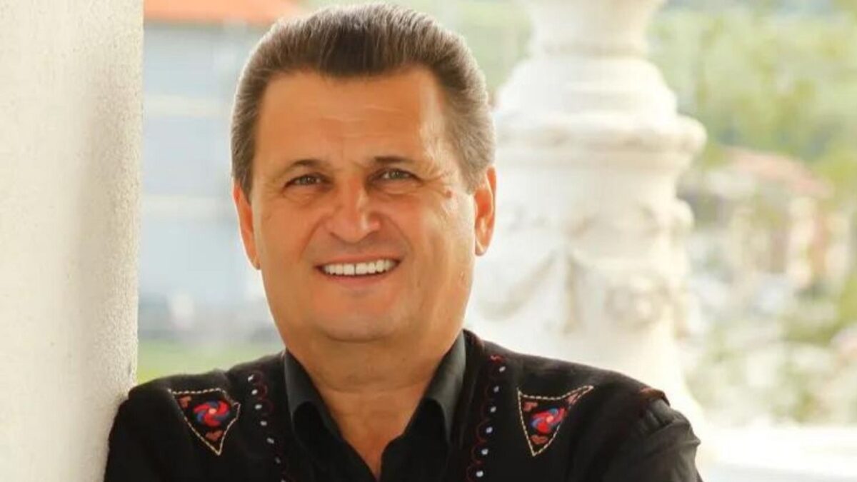 Imagine Stire Nea Marin nu și-a mai putut stăpâni lacrimile. Ce l-a emoționat atât de tare pe prezentatorul emisiunii ,,Poftiți pe la noi! Poftiți la târg” | 2review.ro