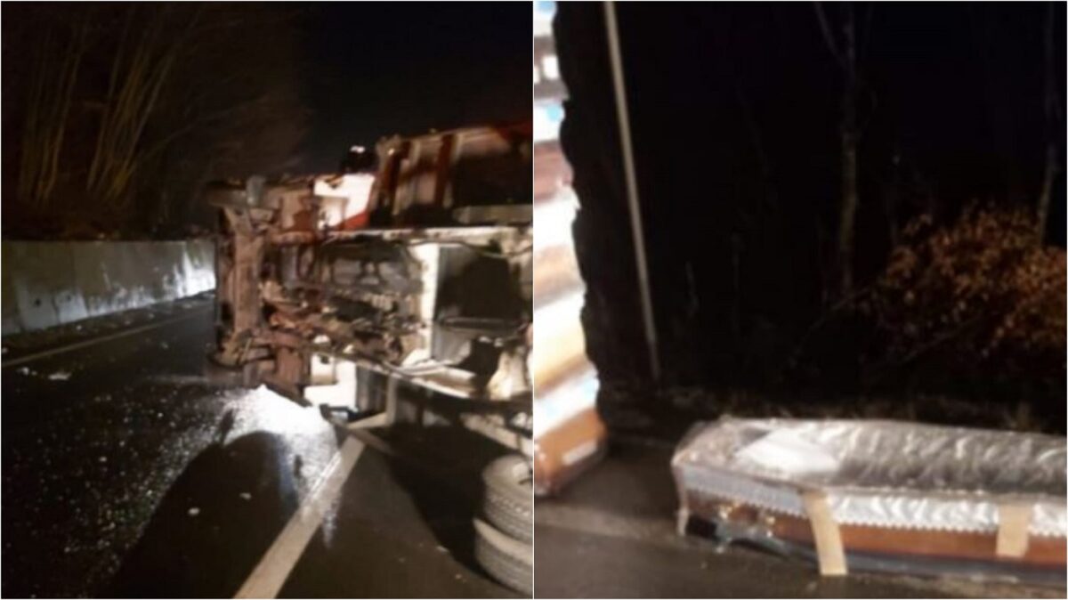Coșciuge împrăștiate pe DN 13, după ce un camion s-a răsturnat