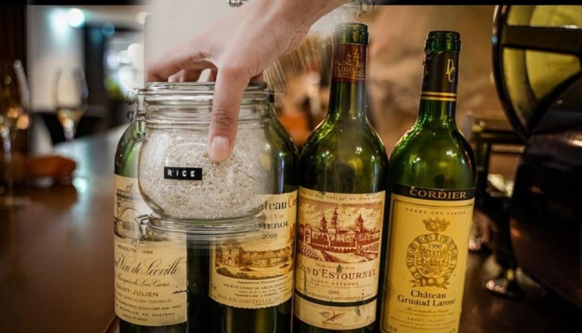 De ce e bine să pui orez într-o sticlă de vin? Trucul care te va uimi
