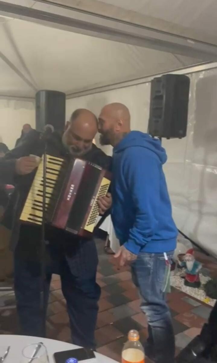 VIDEO | “Emblemele României” s-au strâns în jurul acordeonului, acasă la Ghenosu. Nuțu Cămătaru, Adrian Mogoș și alte personaje controversate i-au fost alături