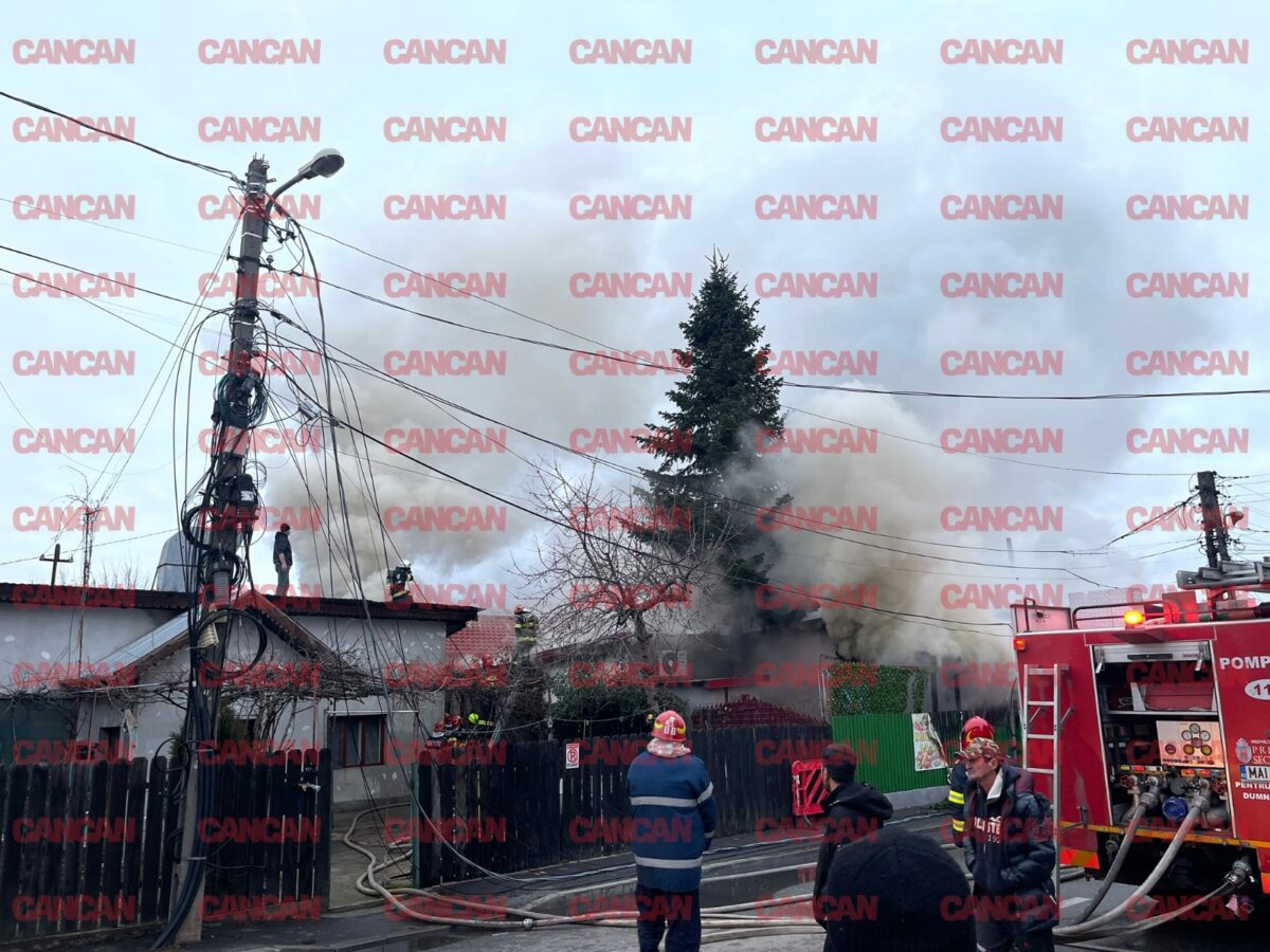 FOTO | Incendiu puternic în Pipera! O casă a luat foc, iar pompierii se luptă să stingă incendiul