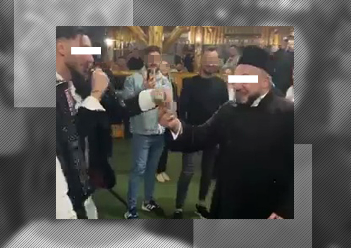 Imagine Stire Popa a dat cu bani în lăutari ca mafioții! A făcut show pe ringul de dans la restaurant, în straie bisericești! | 2review.ro