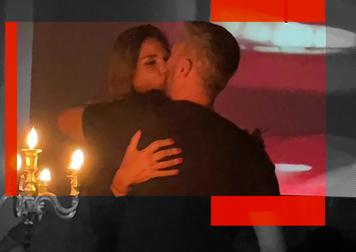 Imagine Stire Diana Stejereanu l-a “înghesuit” pe scenă! Sexy-antrenoarea vedetelor n-a mai rezistat și a sărit pe el! | 2review.ro