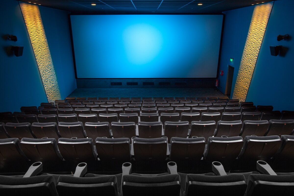 Bătaie în sala de cinema, în ajunul Crăciunului. Bucureștencele și-au împărțit pumni la intrarea în sală după ce nu au respectat rândul