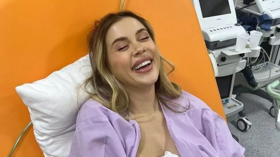Imagine Stire Cum arată Emily Burghelea la o zi după naştere. Nu o să îţi vină să crezi! | 2review.ro