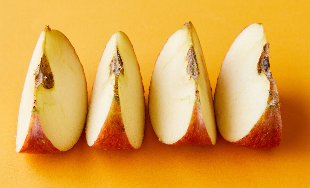 Cele 12 alimente otrăvitoare pentru organism. Ce se întâmplă dacă, din greșeală, ai mâncat mărul cu tot cu sâmburi