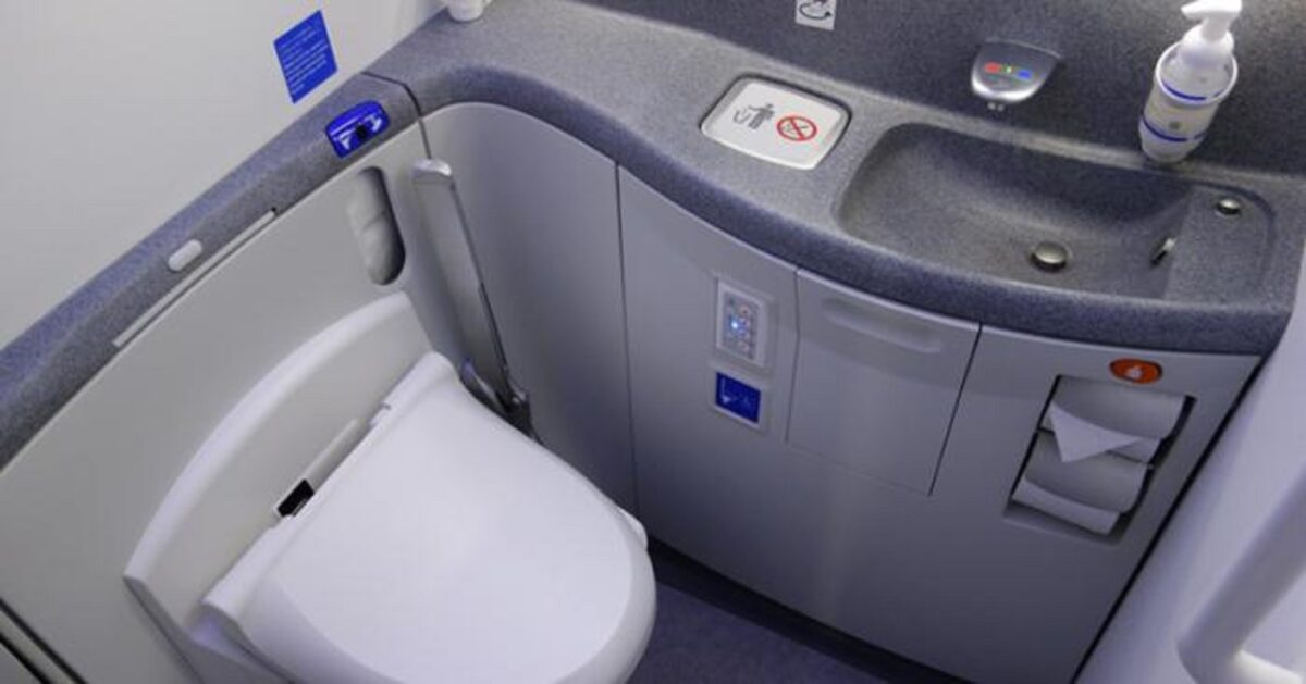 Te-ai întrebat vreodată asta? Ce se întâmplă cu deșeurile din toaletele avioanelor