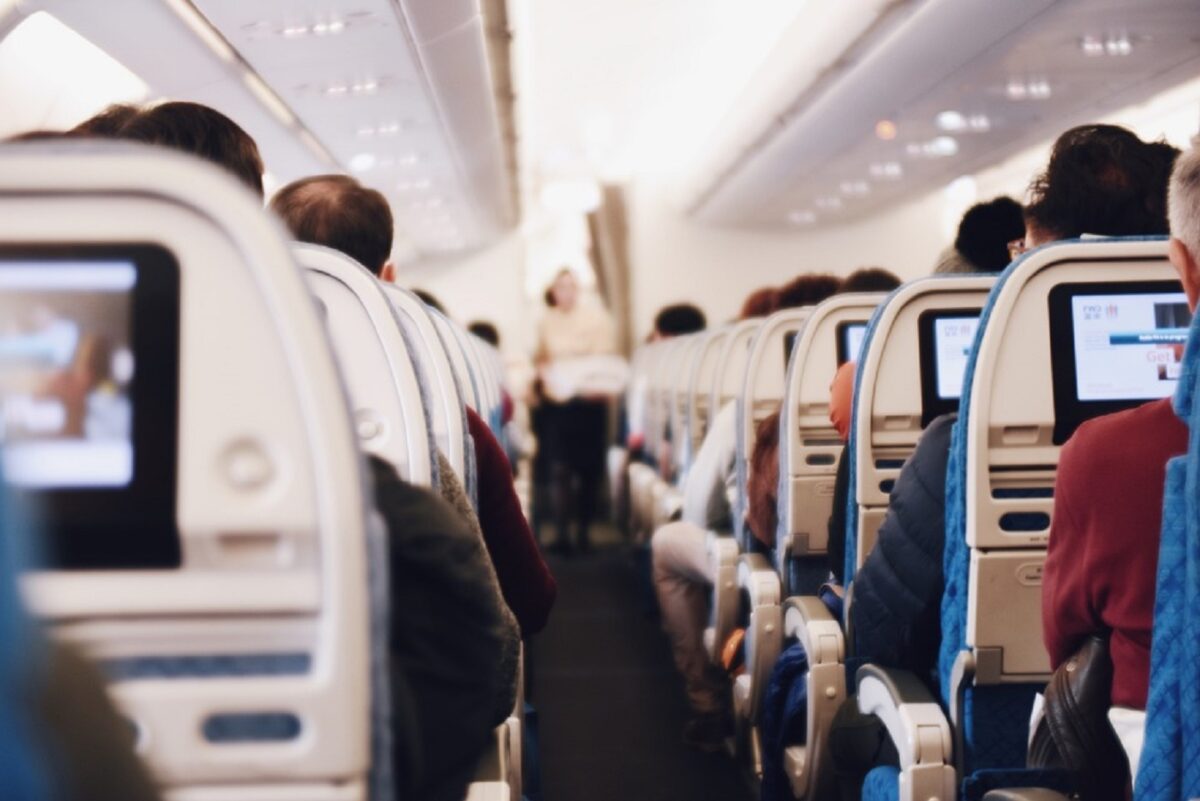 Decesul în timpul zborului cu avionul. Care este procedura echipajului și ce se întâmplă cu persoana decedată