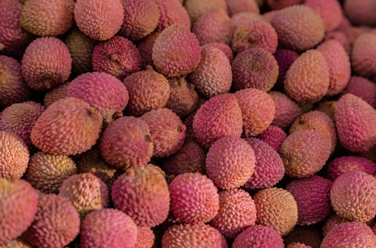 Litchii, fructele tropicale care previn îmbătrânirea. Cât costă un kilogram și ce beneficii îți aduc