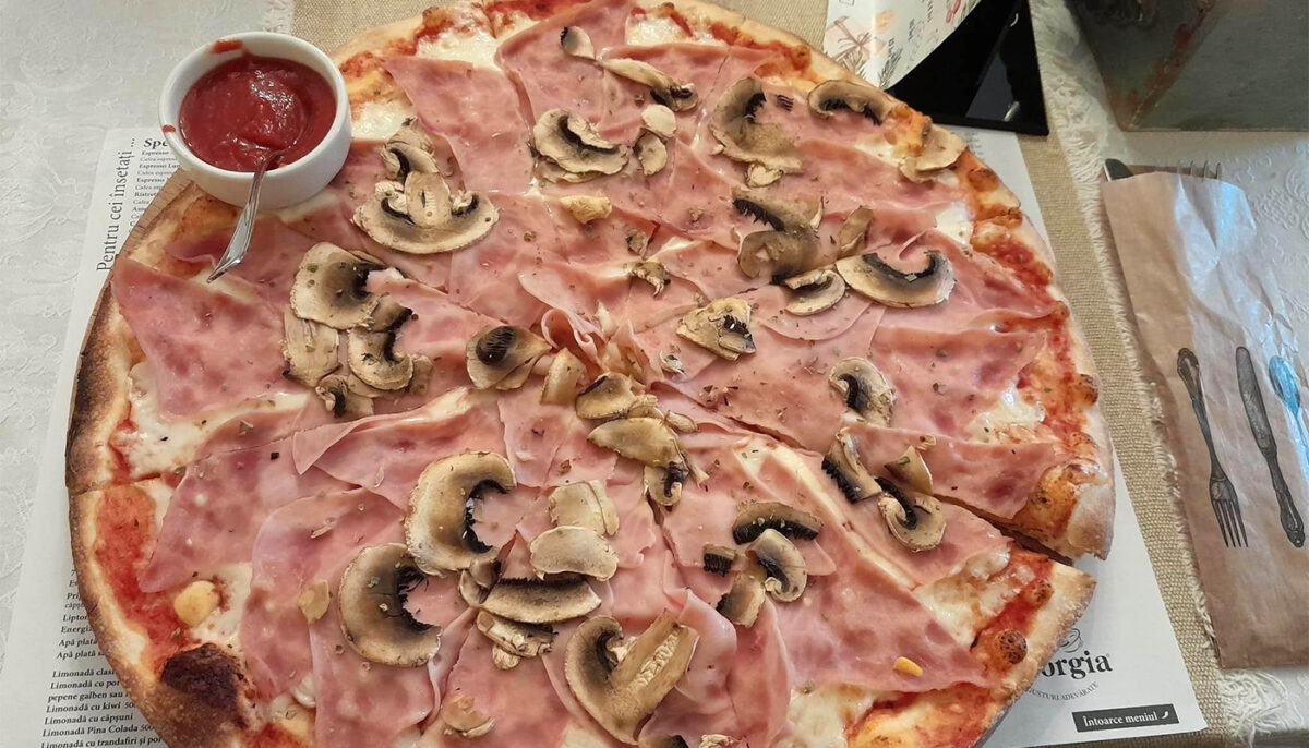 Câți lei a dat un turist pe această pizza, într-un restaurant din Alba Iulia. Când i-a adus comanda, nu i-a venit să creadă