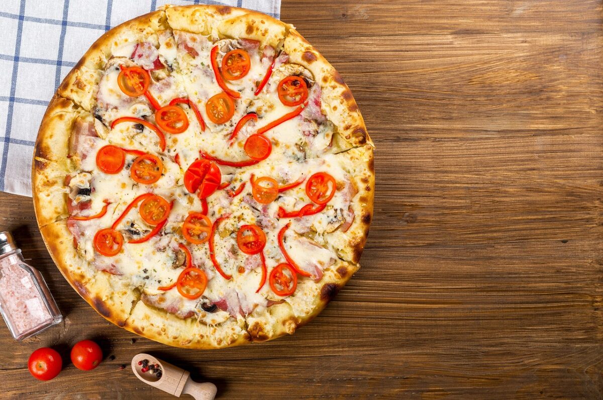 Obligat să plătească bacşiş, în Centru Vechi! Cât a avut de plată, după ce a comandat o pizza
