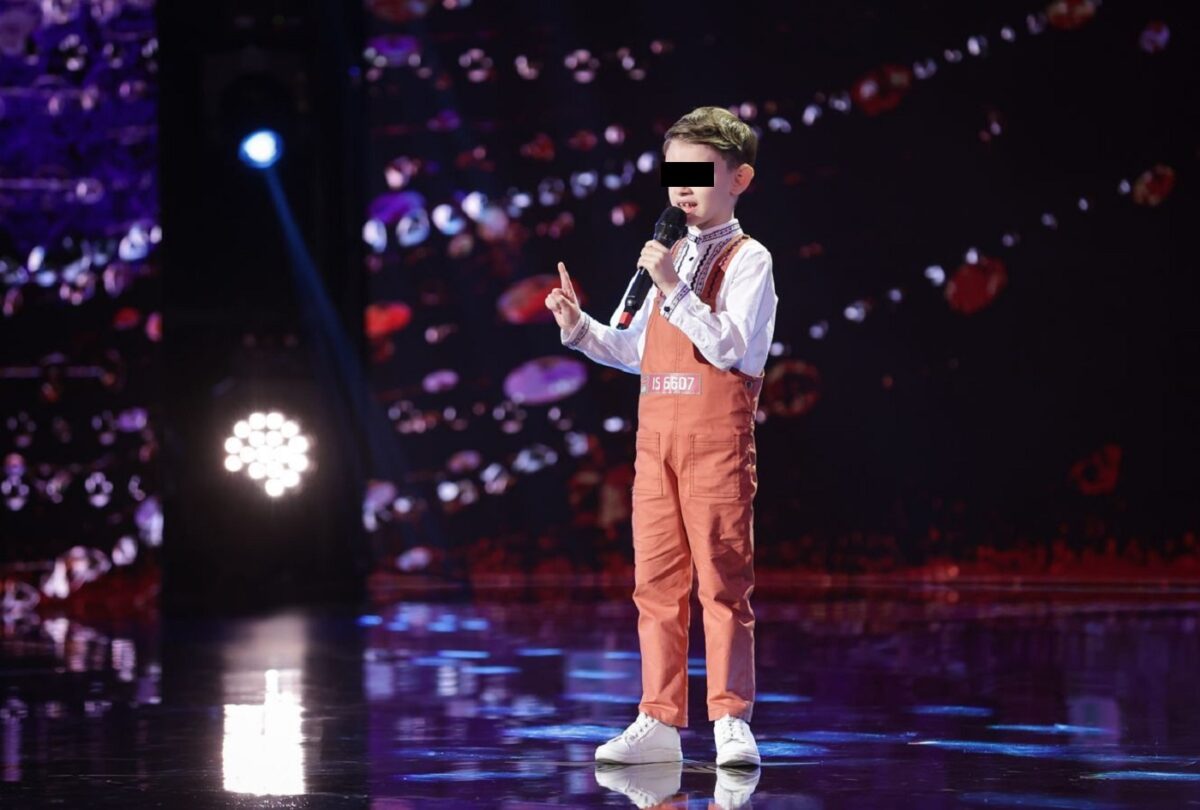 Imagine Stire Cine e, de fapt, Rareş Prisăcariu, primul Golden Buzz de la ,,Românii au Talent 13”. Povestea impresionantă a puştiului minune de la Pro TV | 2review.ro