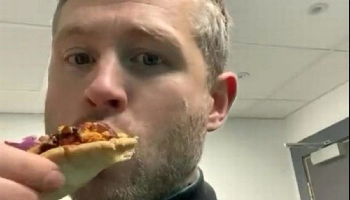 Cum s-a transformat corpul acestui tânăr, după ce a mâncat 10 felii de pizza zilnic – dimineață, la prânz și seara -, timp de o lună