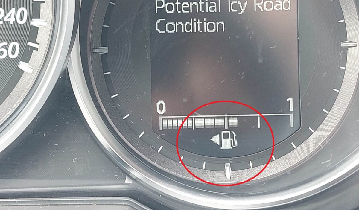 Ce indică săgeata de lângă pompa de benzină din bordul unei maşini? Puțini șoferi știu