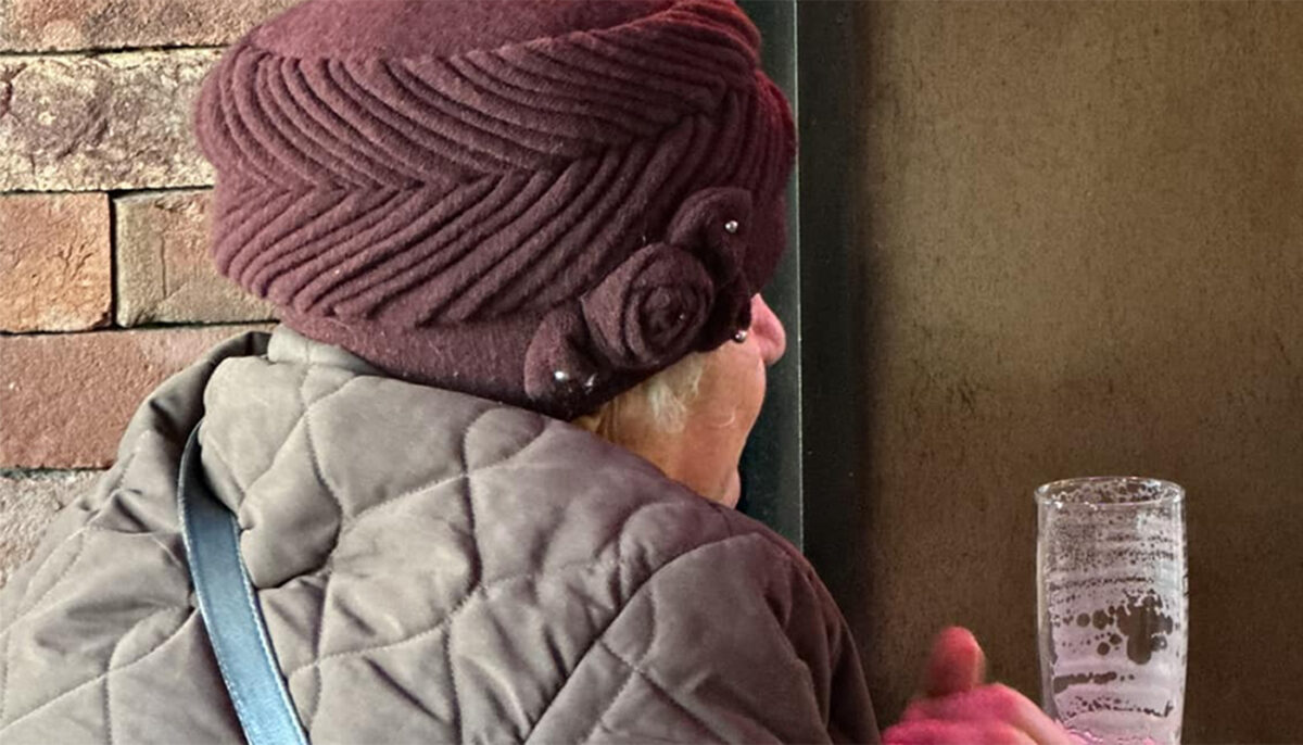 Ce cadou a primit această pensionară din Iași, de Ziua Îndrăgostiților: „S-a bucurat extraordinar de mult și a admirat-o vreo 30 de minute, cu mâinile împreunate”