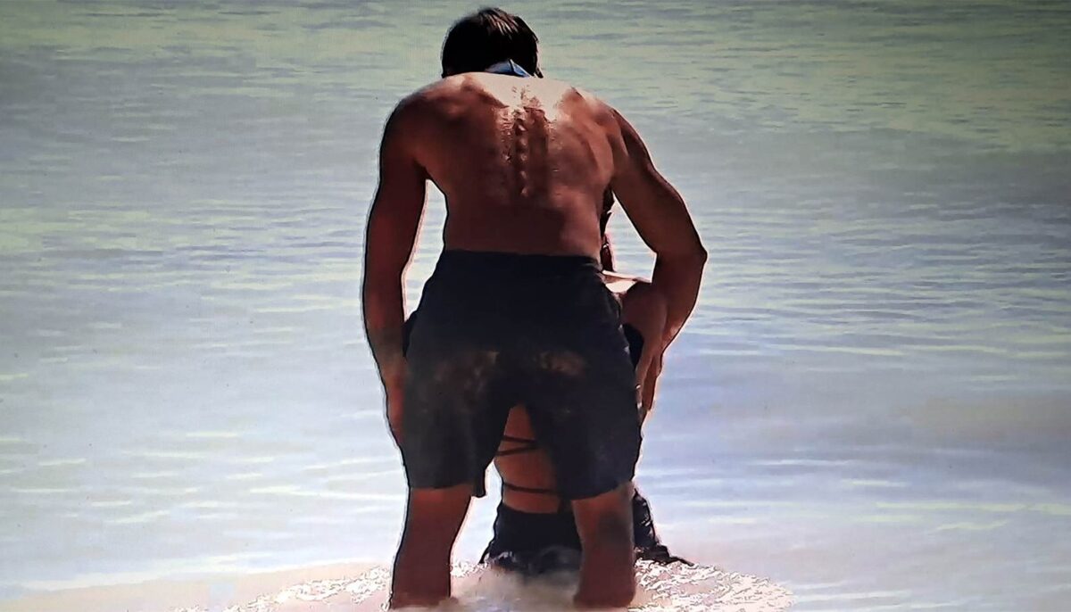 Imagine Stire Un nou cuplu la Survivor?! Doi concurenți au fost filmați „consolându-se” în apele mării | 2review.ro