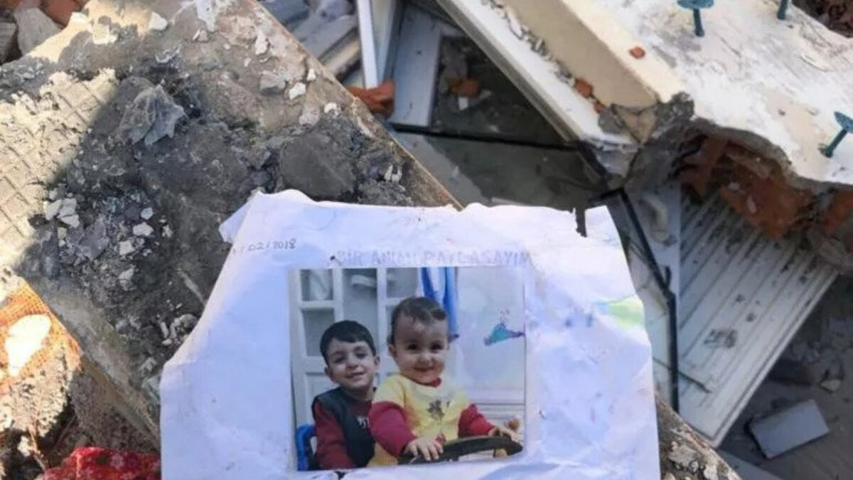 Ce a scris un copil din Turcia pe o foaie înainte de a muri: „Suntem doi frați care se iubesc”