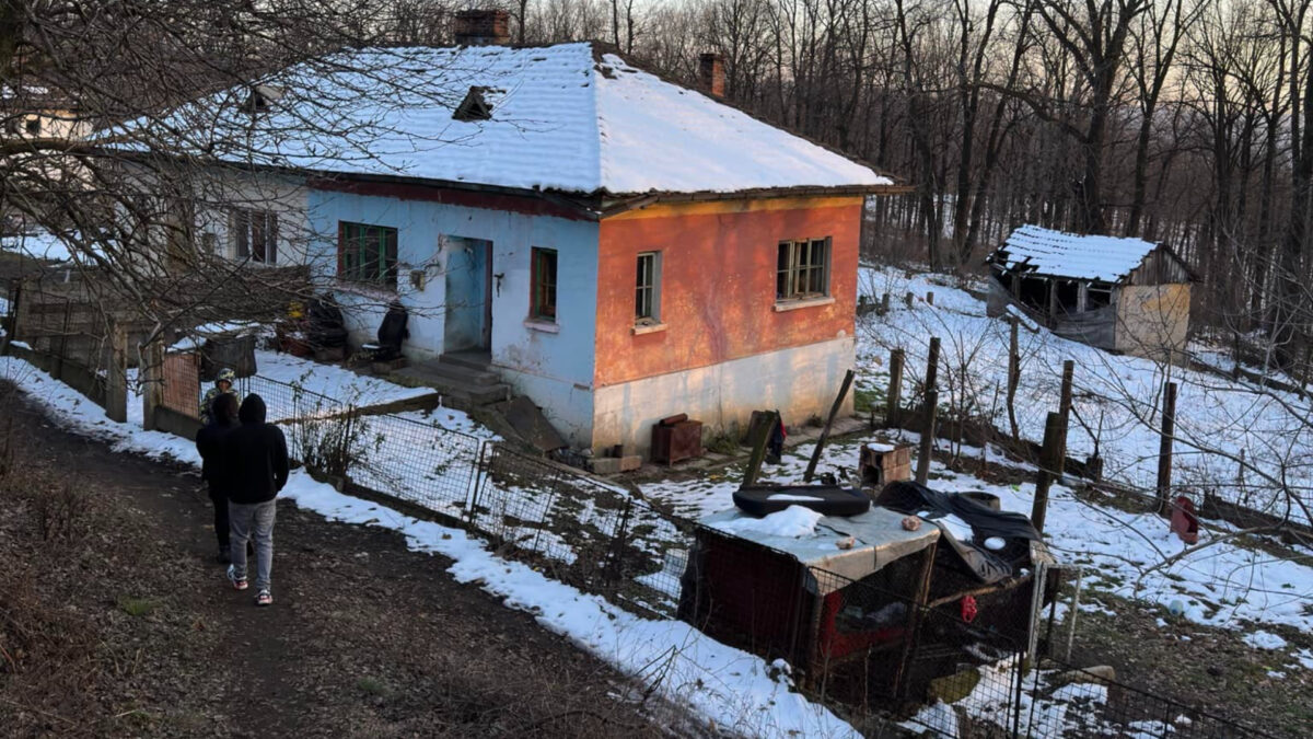 Ţi se rupe sufletul! Povestea celor cinci fraţi care locuiesc în căsuţa din imagine: „Suntem sportivi”