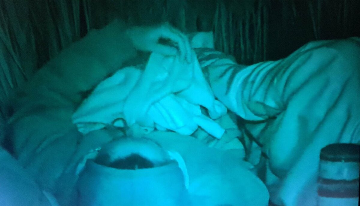 Imagine Stire Cuplu nou la Survivor 2023 de la Pro TV? Au fost prinși atingându-se, noaptea. Problema e ca el are iubită acasă! | 2review.ro