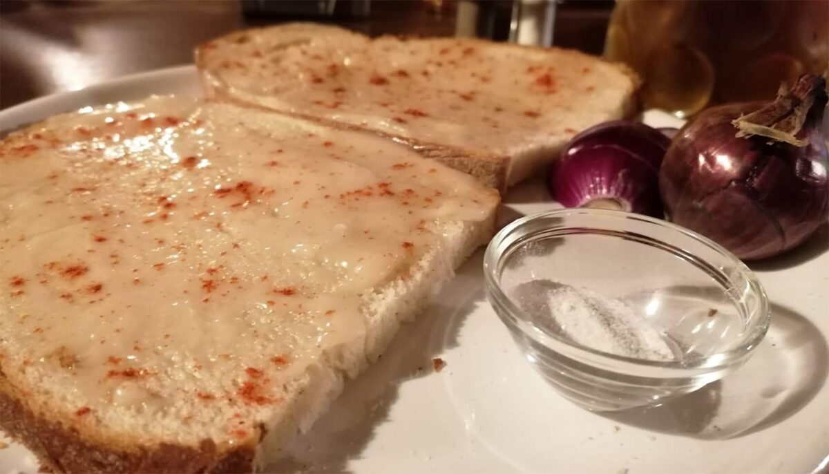 „Mâncarea săracului” se vinde la prețuri pentru bogați! Câți lei a dat un turist pe o felie de pâine cu untură de porc, într-un restaurant din Cluj