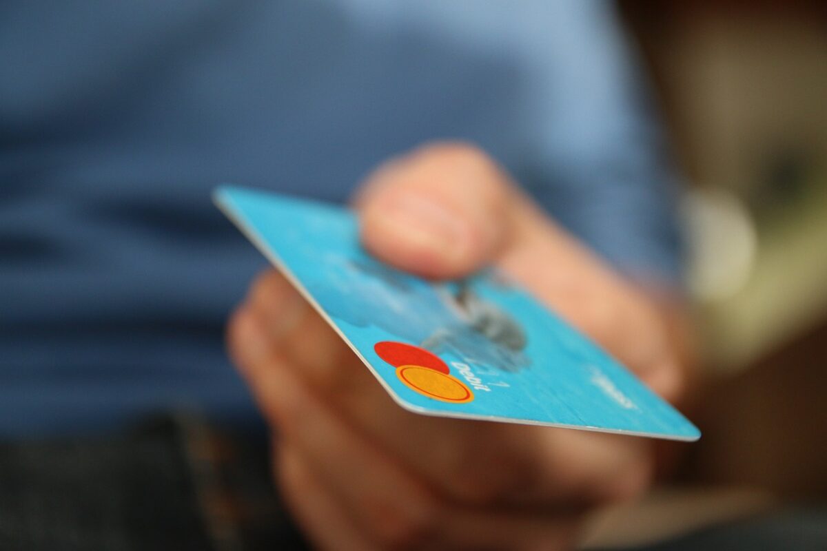 O prahoveancă de 27 de ani a găsit un card bancar pe o stradă din Bușteni. Ce și-a cumpărat, de 398 de lei