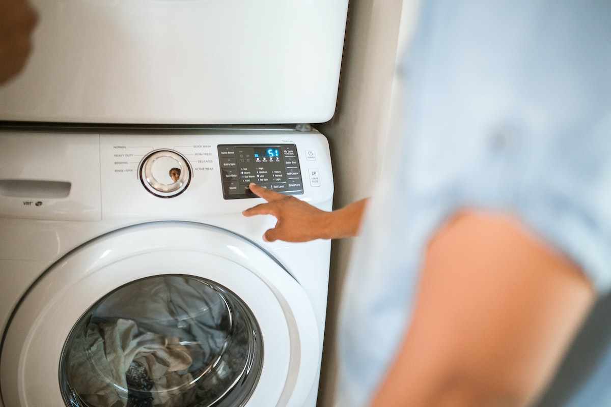 La ce temperatură trebuie să îţi speli, de fapt, hainele în maşina de spălat