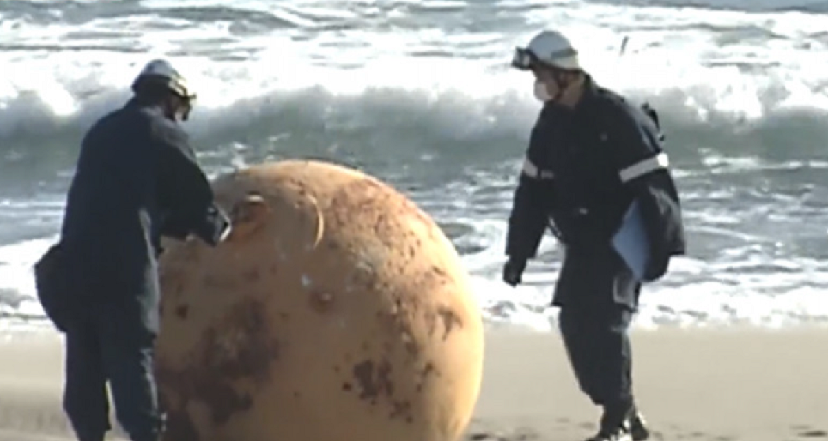 Imagine Stire Apariție misterioasă pe o plajă din Japonia. O sferă din fier a fost găsită pe malul mării | 2review.ro