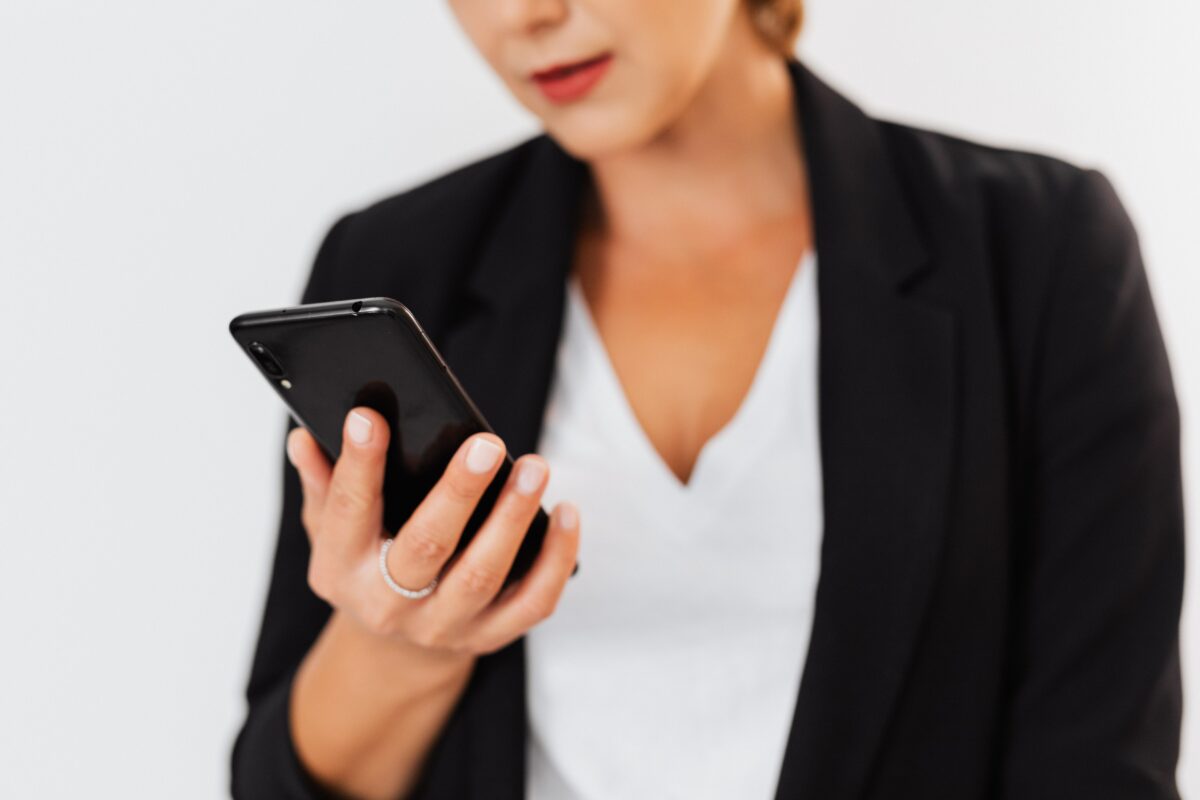 Caz uluitor! Ce a pățit o femeie din Vrancea, după ce a cunoscut un bărbat pe internet și l-a invitat la ea acasă