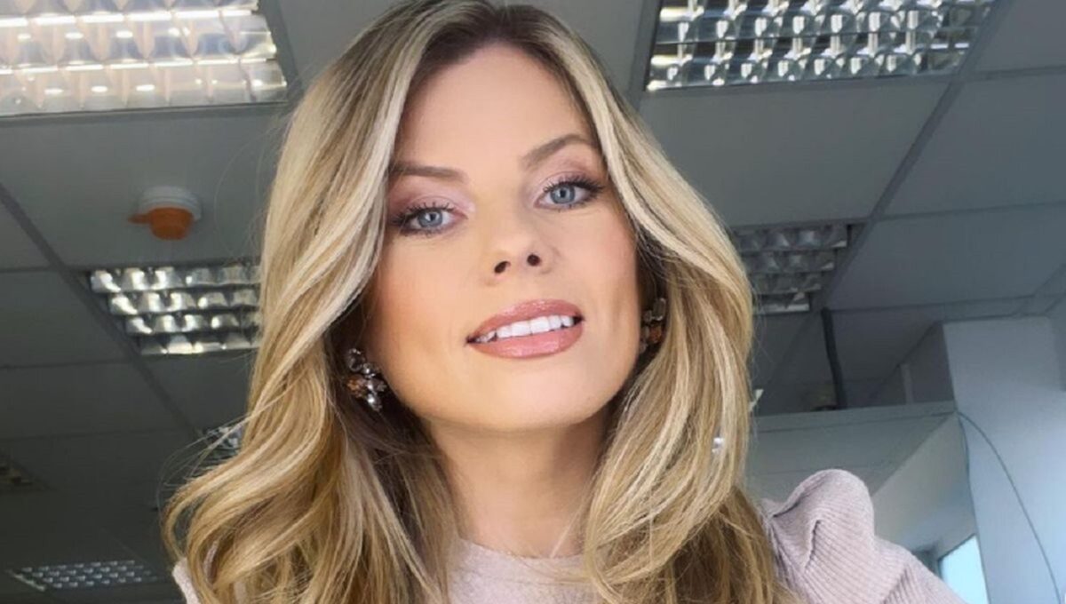 Imagine Stire Roxana Hulpe revine pe micile ecrane, după ce a născut! Când și unde o pot vedea telespectatorii | 2review.ro