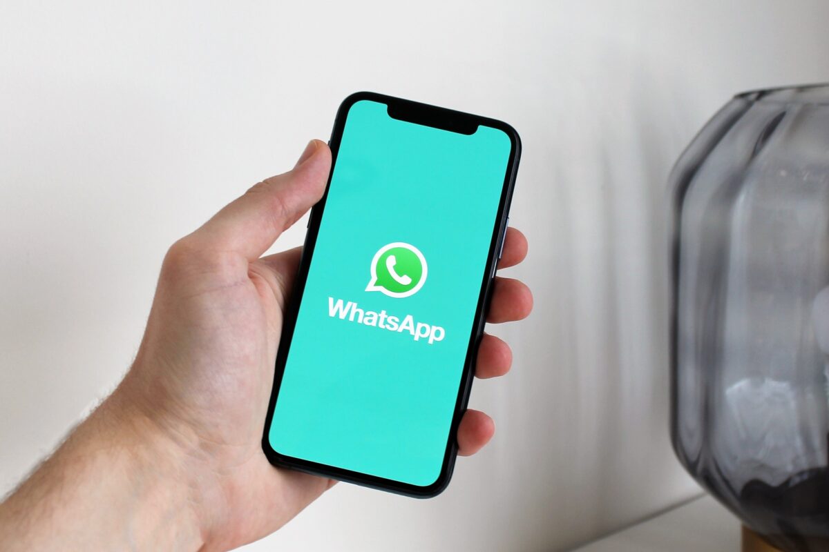 Trucul de pe WhatsApp care te poate feri de înșelătorii. Durează doar câteva secunde