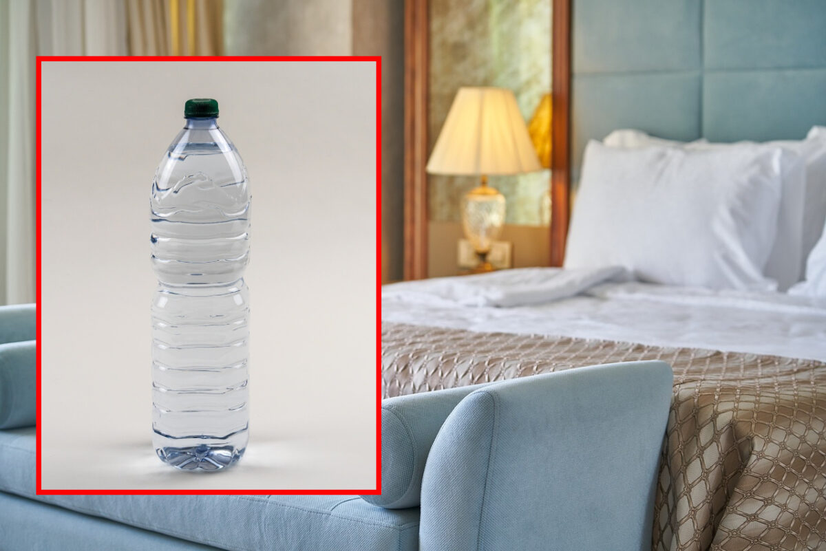 De ce este bine să laşi o sticlă de apă sub pat, atunci când te cazezi într-o cameră de hotel? Motivul bizar, dezvăluit de o însoţitoare de bord