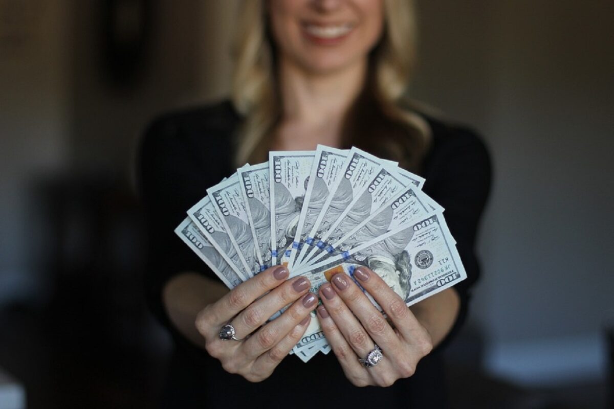 Vești bune pentru români. Parlamentul a aprobat o nouă lege prin care cresc salariile cu 50%. Sunt vizați angajații din acest domeniu