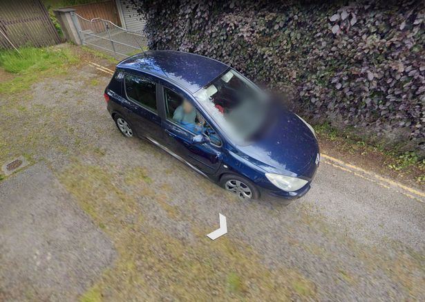 Credea că nu îl vede nimeni, dar a fost dat de gol de Google Maps! Ce făcea acest bărbat, ascuns în maşină
