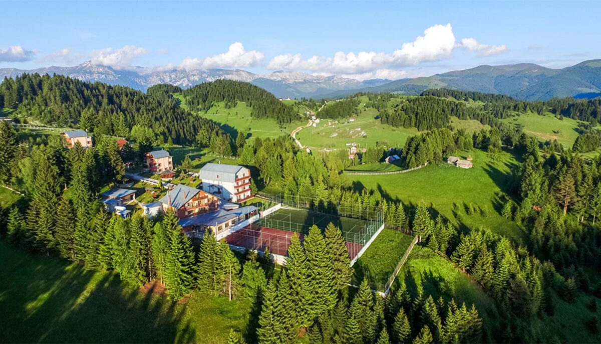 Stațiunea cu cel mai curat aer din România. În 2023, a fost votată destinația turistică numărul 1 din țara noastră