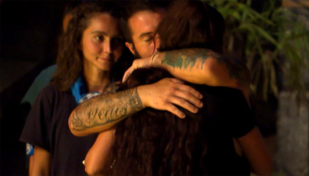 Imagine Stire Cele 5 cuvinte intime pe care i le-a șoptit Alin Chirilă cântăreței Alina Radi, la ureche, în momentul în care „războinica” a fost eliminată de la Survivor | 2review.ro