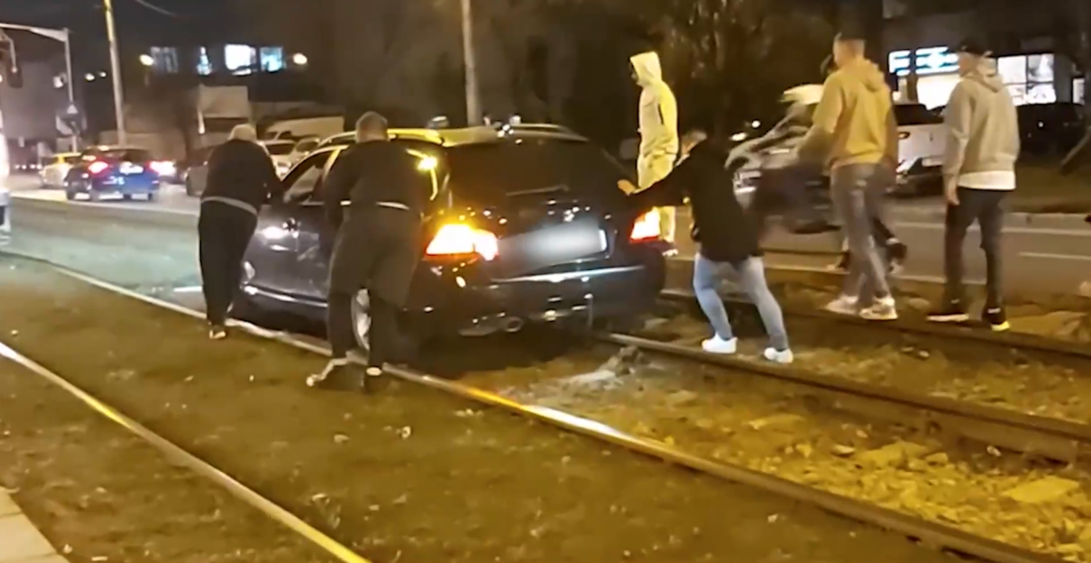 De-a râsu’ plânsu’, în Rahova! Ce a pățit conducătorul unui BMW, după ce a mers cu mașina pe liniile de tramvai