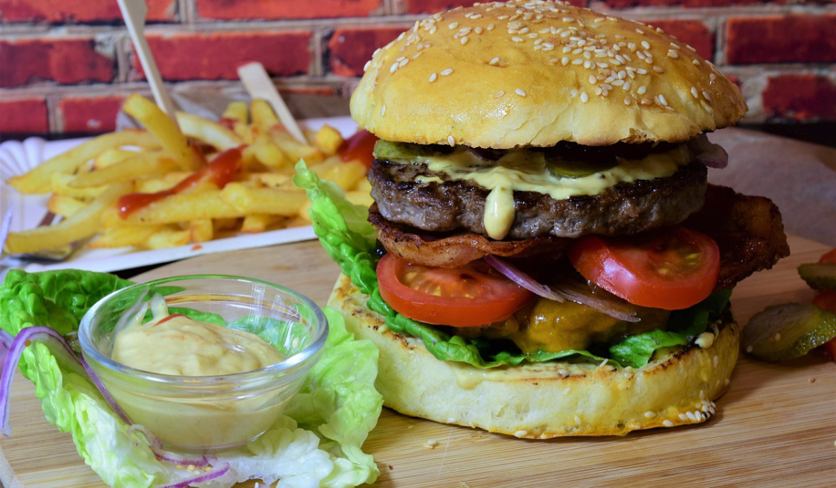 A crezut că e o glumă! Câți lei a plătit un clujean pentru un burger, la un restaurant din Suceava